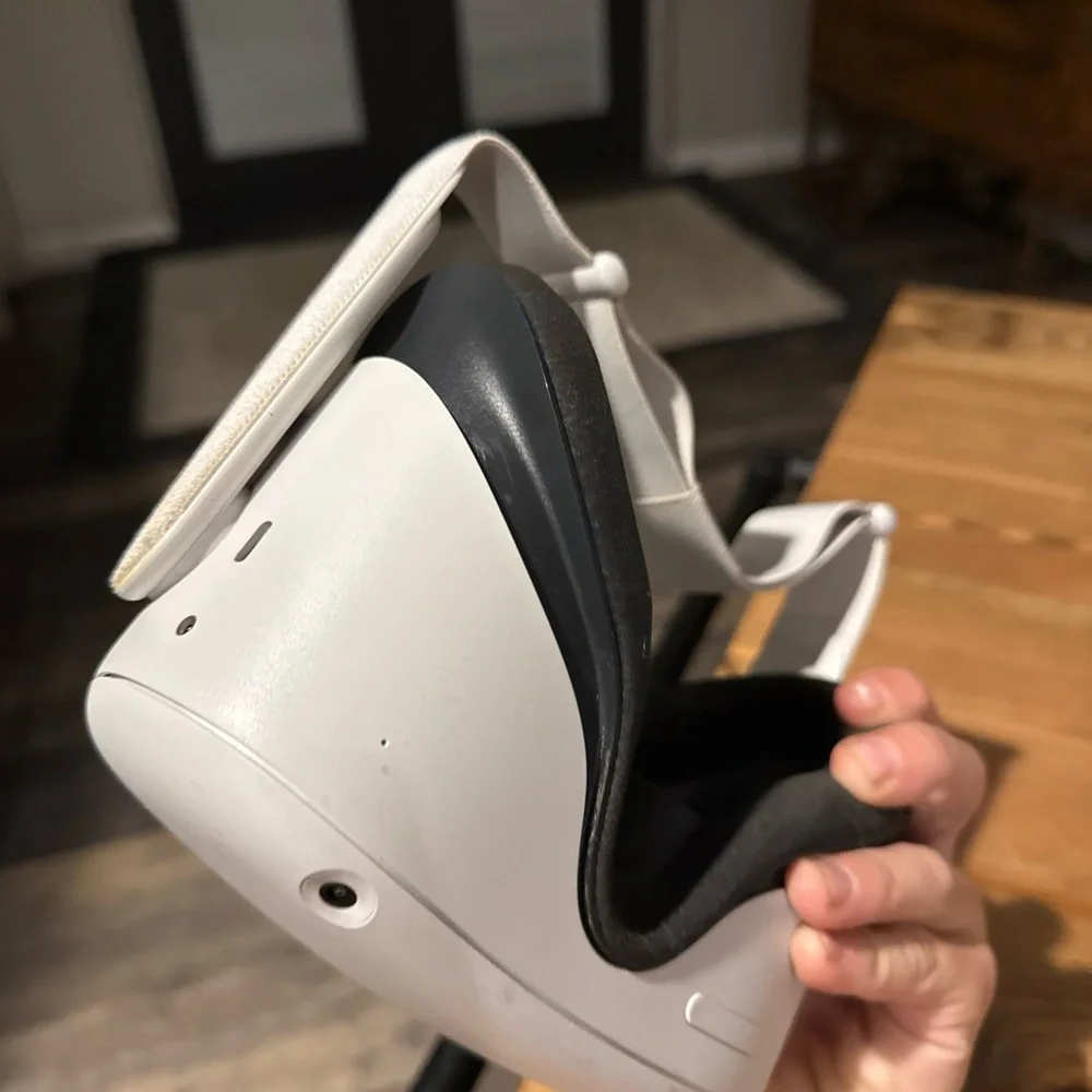 Oculus Quest 2 128gb With Case and Controllers works well slightly scratched